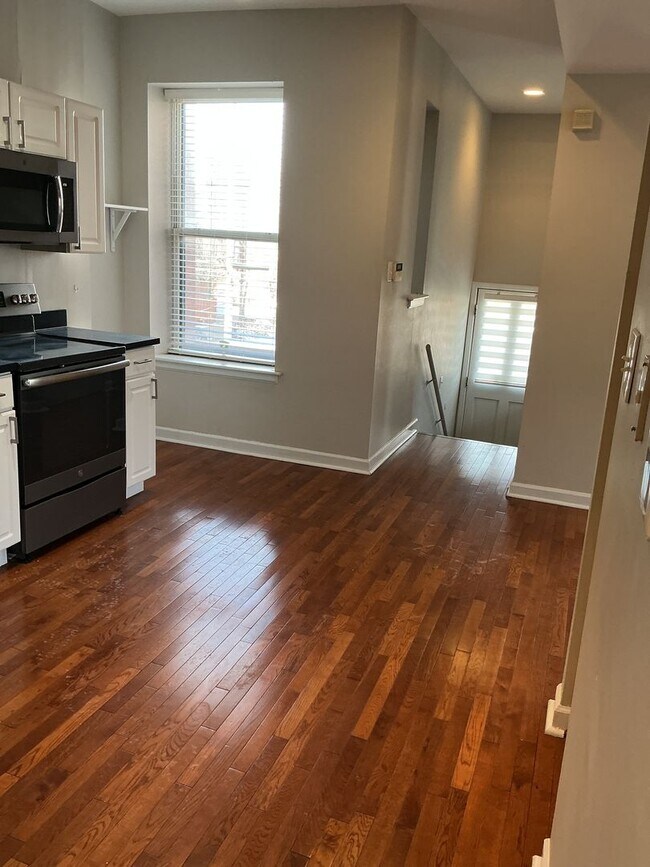 Building Photo - Bright & Updated 2BR with Hardwood Floors + In-Unit Laundry | Shaw / Botanical Area