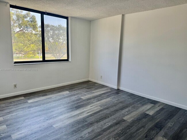 Building Photo - 901 Hillcrest Dr