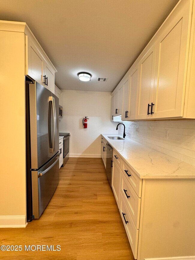Building Photo - 878 Balmoral Ct