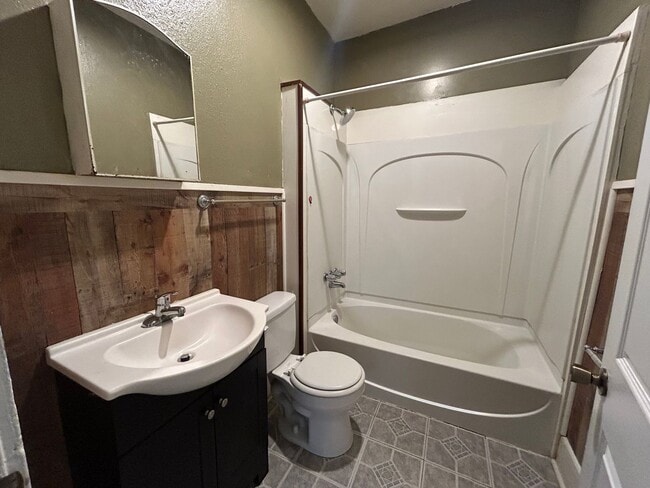 Building Photo - Spacious Shreveport Gem