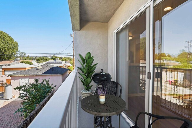 Building Photo - 3 Bed 2 Bath Apartment