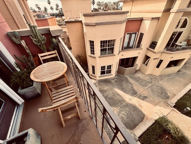 Building Photo - Renovated Uptown District Top Floor Condo in the Hillcrest