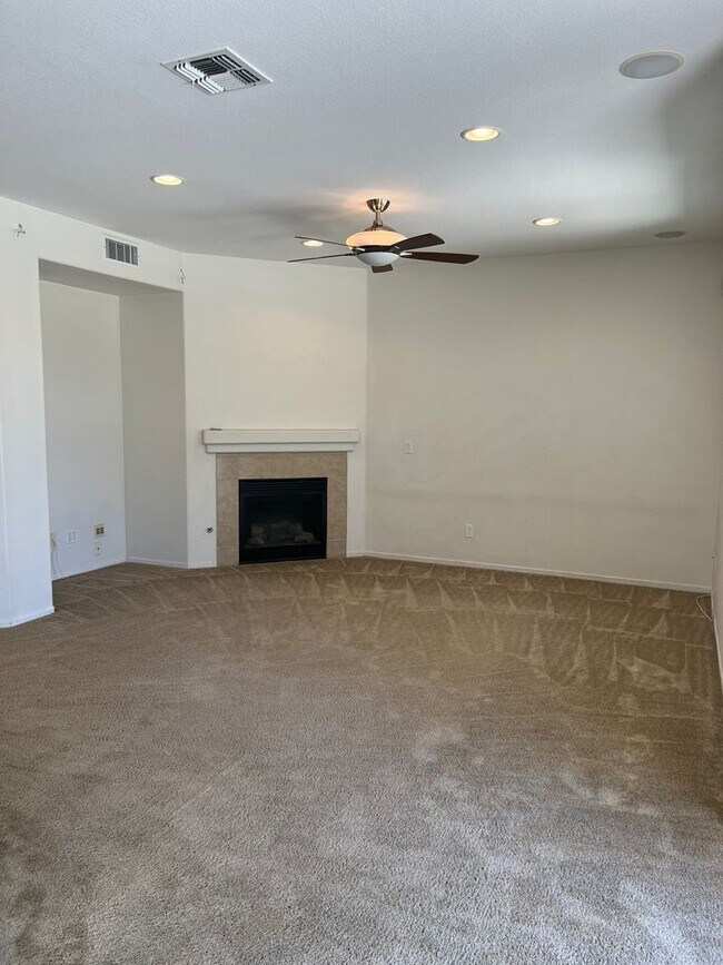 Building Photo - Wonderful Eastlake Townhome, 3 bedroom, 2....