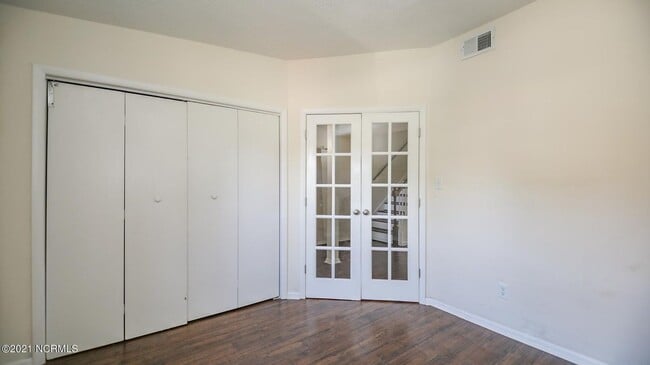 Building Photo - Townhouse close to Western Blvd and BASE!