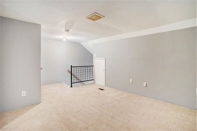 Building Photo - Beautiful Spacious Townhome