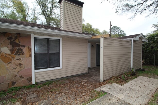 Primary Photo - Spacious 2BD/1BA Apartment in Benjamin Oak...