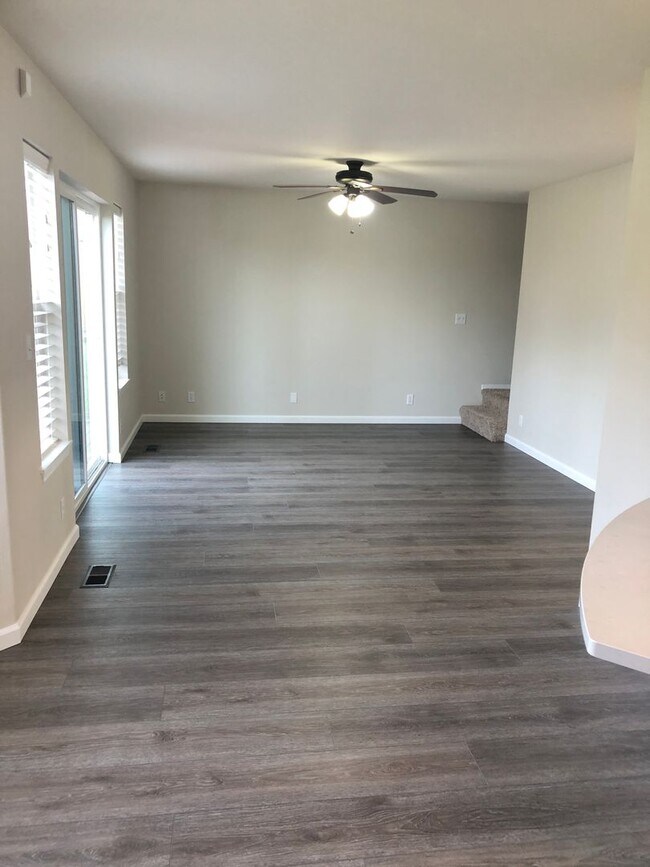 Building Photo - ***PENDING APPLICATION***Beautiful 3 Bedroom Home with Massive Garage and Bonus Room