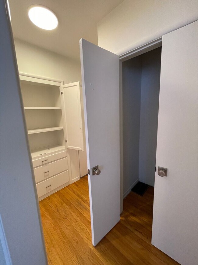 Building Photo - 1059-1059 S Genesee Ave