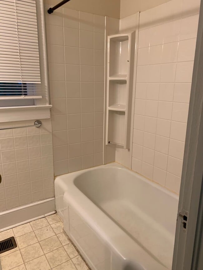 Building Photo - 225 Pine St