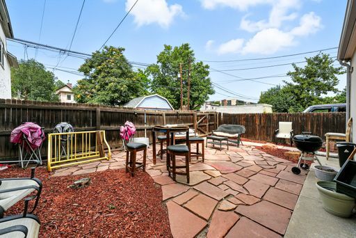 Building Photo - Walk to Cheeseman from this Large 1 Bed 1 ...