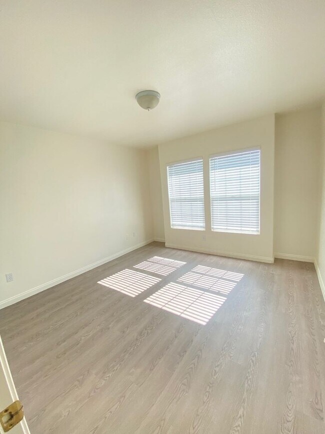 Building Photo - AVAILABLE NOW $200 off First Month Rent