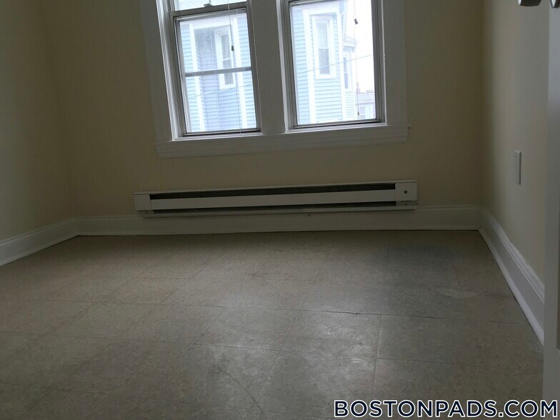Building Photo - 739 Parker St