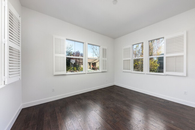 Building Photo - 1680 Southview Dr