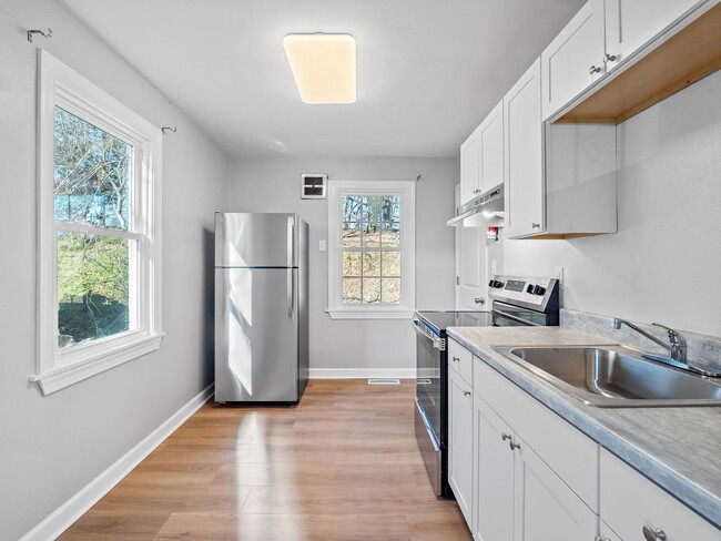 Building Photo - 2 Bedroom, 1 Bathroom newly renovated home for rent off Williamson Rd!