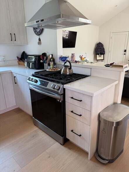 Building Photo - 1510 S Point View St