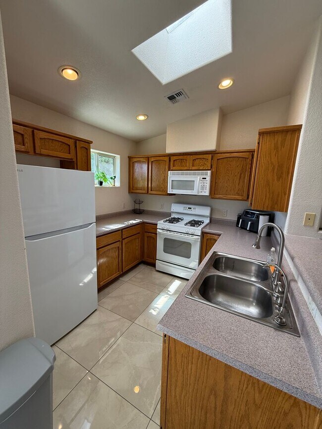 Building Photo - Yuma Meadows Townhouse - Furnished / Unfurnished