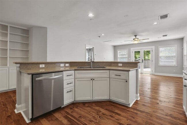 Building Photo - 409 Genard St