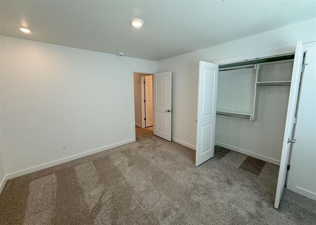 Building Photo - 13112 Maplewood Ave