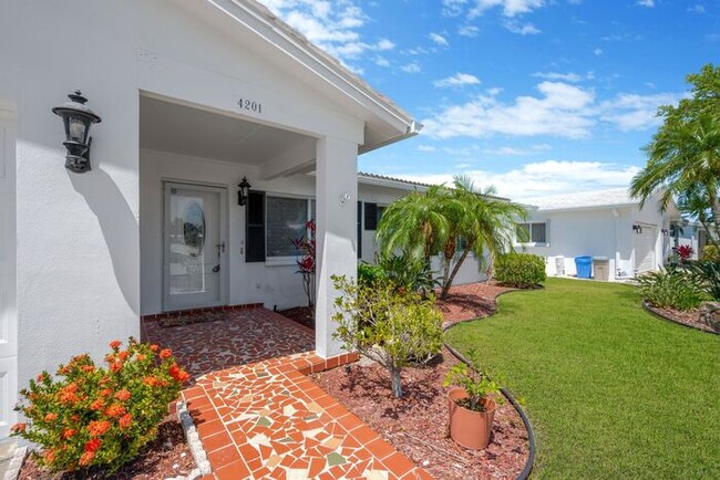 Building Photo - 2 BR, 2 BA Home in the Mainlands on the 18...