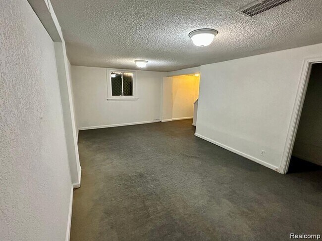 Building Photo - 4302 Sheridan Dr