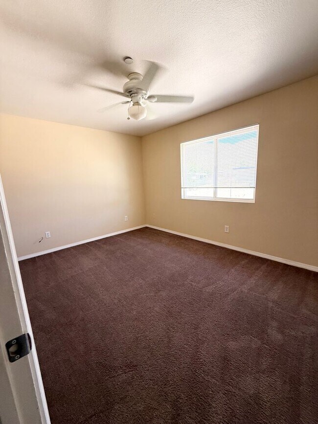 Building Photo - Move in special! 3 bedroom corner home close to Boy and Girls Club!