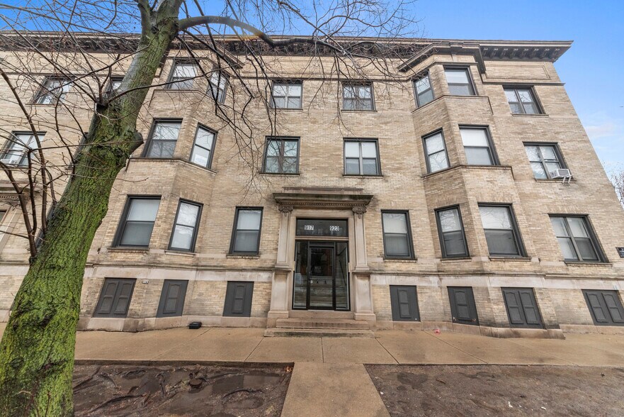 Building Photo - 915 W Waveland Ave