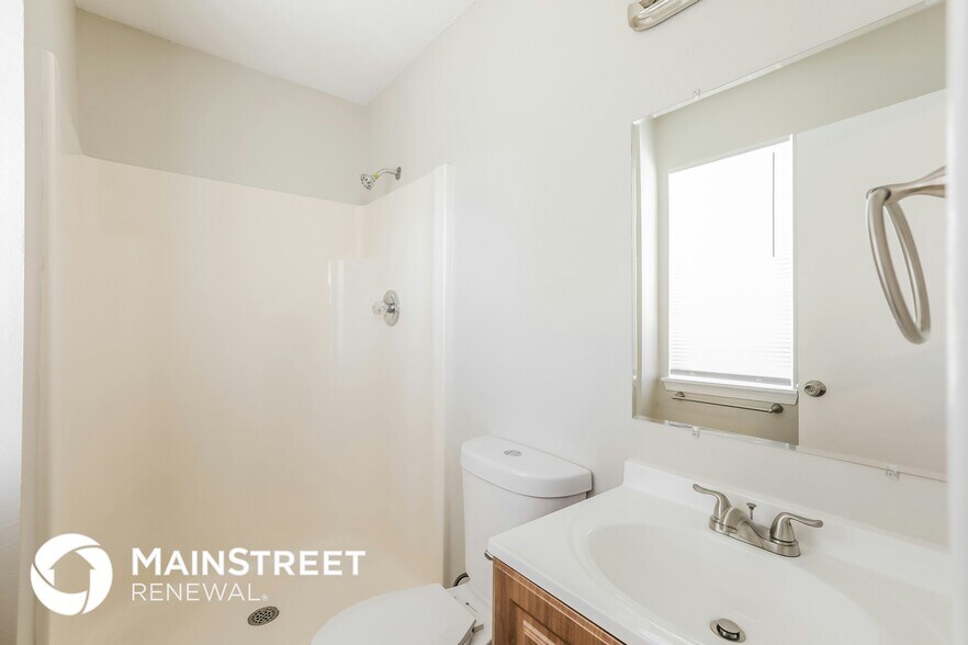 Building Photo - 1024 NE Queens Ct