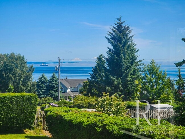 Building Photo - Coastal 3-Bed Home with Stunning Puget Sou...