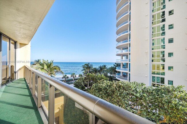 Building Photo - 16275 Collins Ave
