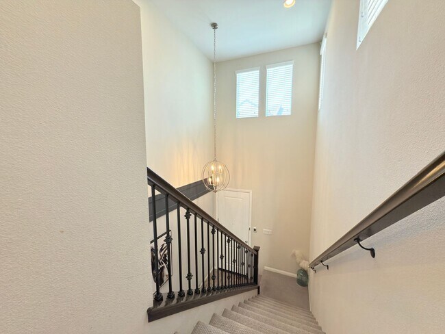 Building Photo - Beautiful 3 Bedroom in Private Community