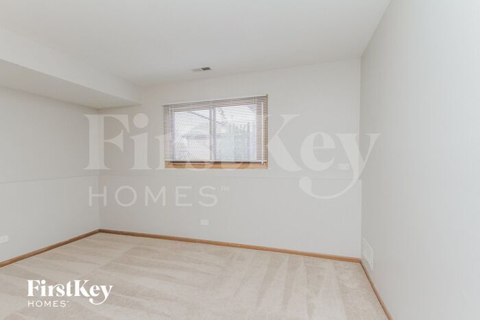 Building Photo - 753 Willow Rd