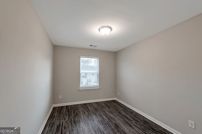 Building Photo - 320 Ashigan St