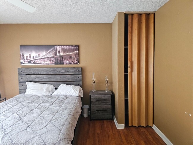 Building Photo - Cute partially furnished apartment with sm...