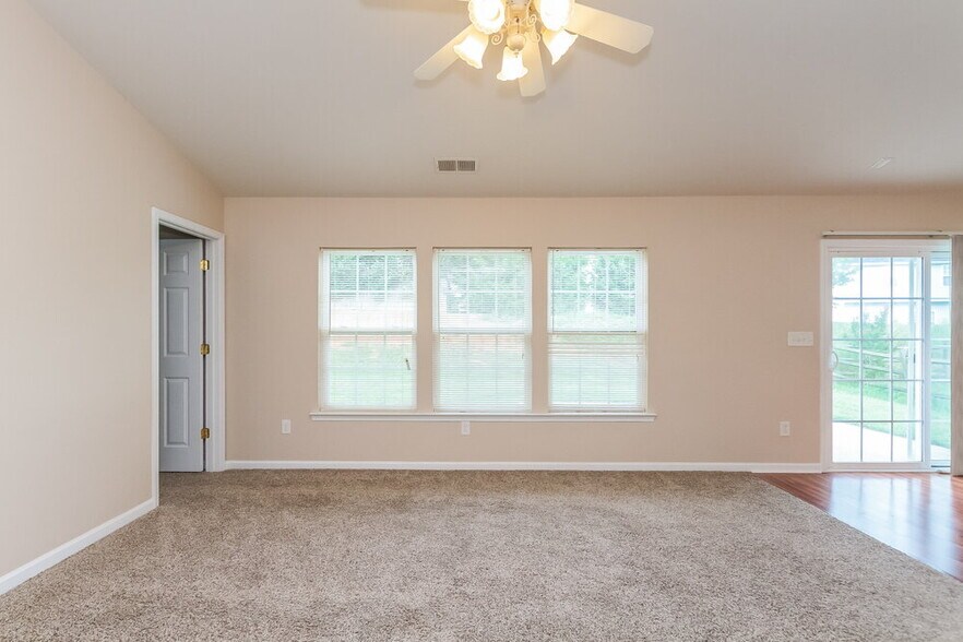 Building Photo - 2909 Deep Cove Dr NW