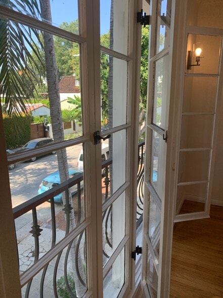 Building Photo - 802 N Sweetzer Ave