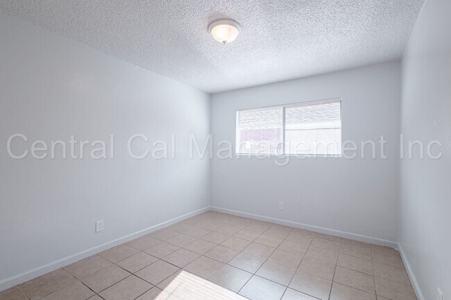 Building Photo - 2 Bedroom/1 Bath Apartment  - $995 Per Month!