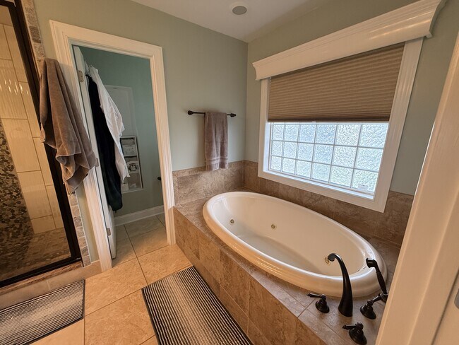 Building Photo - 704 Stagecoach Dr