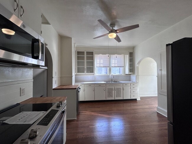 Building Photo - 2 Blocks from Grandin Village - Immaculate...