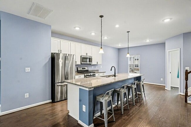 Building Photo - 2444 Drake Ln