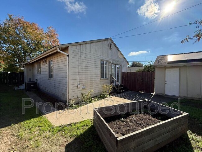 Building Photo - 221 N Lincoln Ave