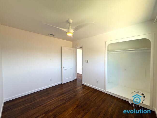 Building Photo - 843 Grove Ave