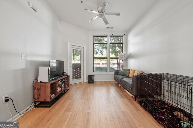 Building Photo - 898 Oak St SW