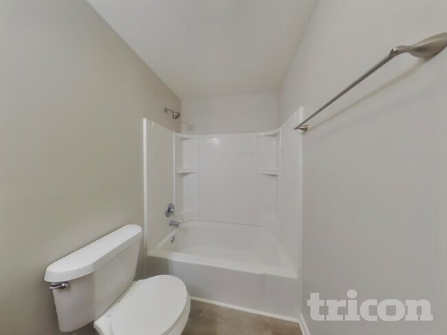 Building Photo - 2437 Middle View Dr