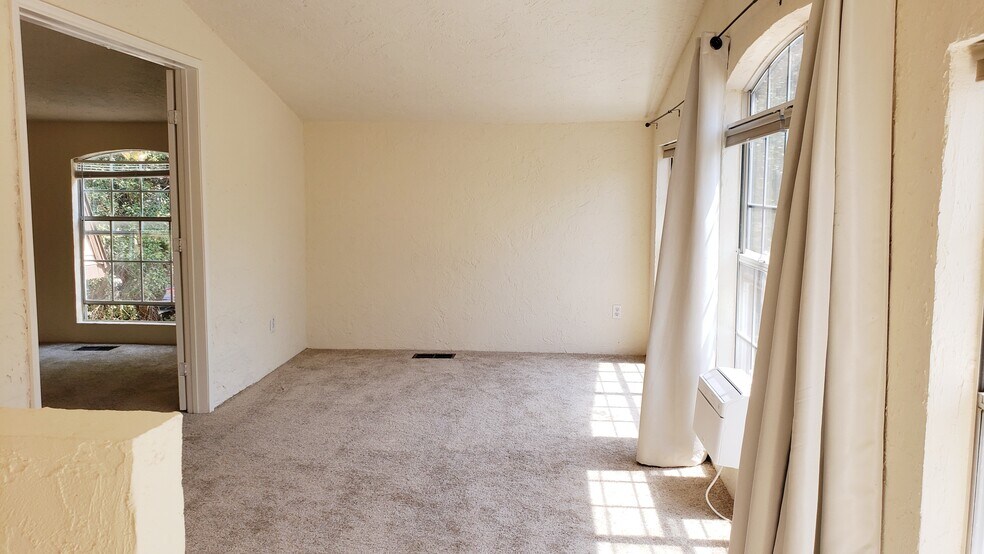 Building Photo - 409 Ridgeway St