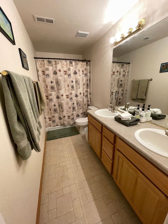 Building Photo - ADORABLE 5 BEDROOM, 4 BATH, 3 CAR GARAGE L...