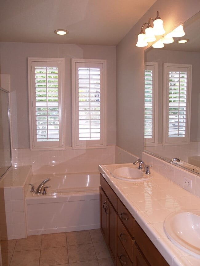 Building Photo - Beautiful end-unit Townhouse 3 bedrooms/2....