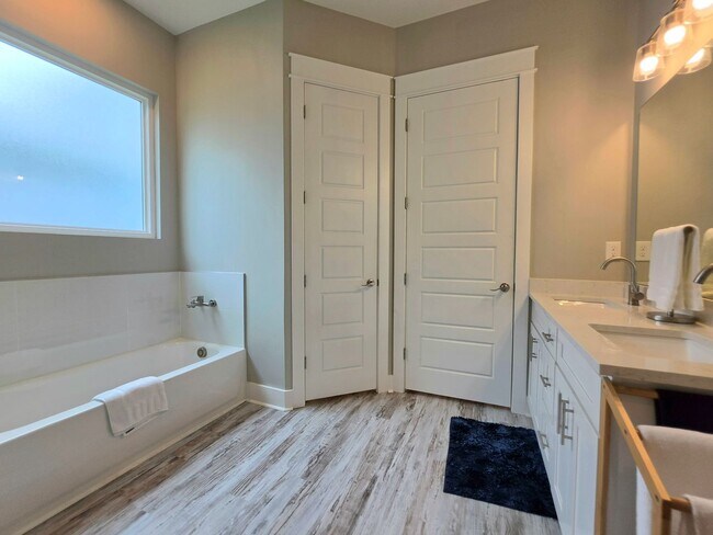 Building Photo - 8088 Carmel Cir