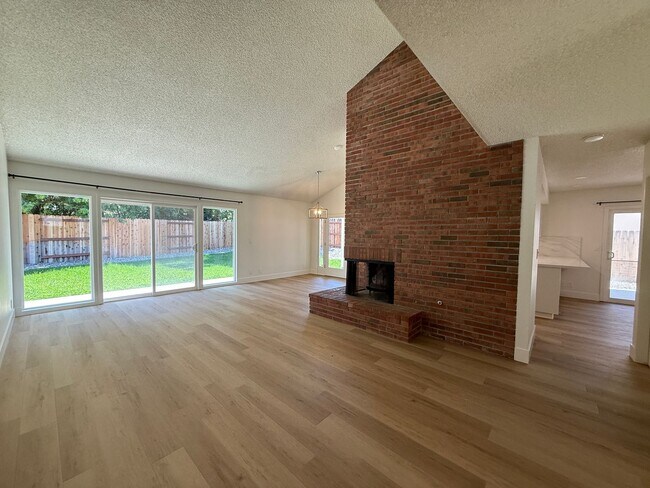 Building Photo - 1120 Village Dr
