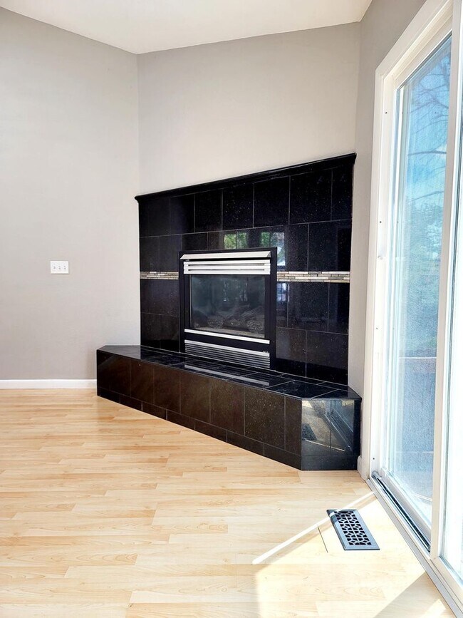 Building Photo - Well maintained 4 bedroom home on west side!