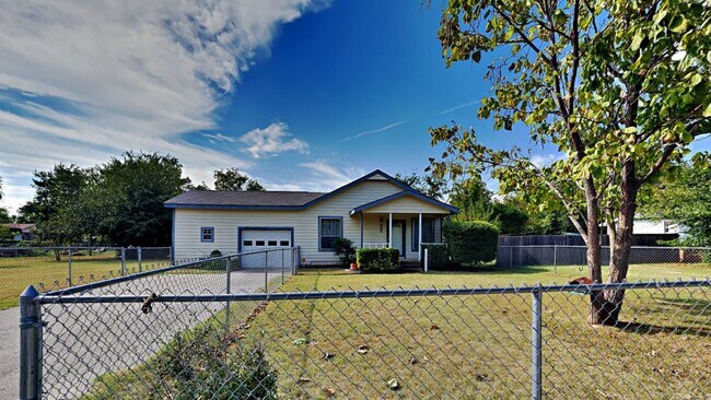 Building Photo - Welcome to this charming 3 bedroom house c...